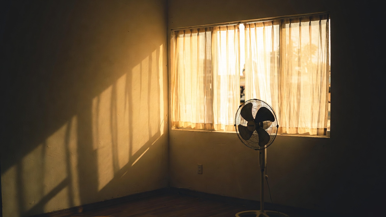 Stanza con ventilatore e tende socchiuse durante un'ondata di calore