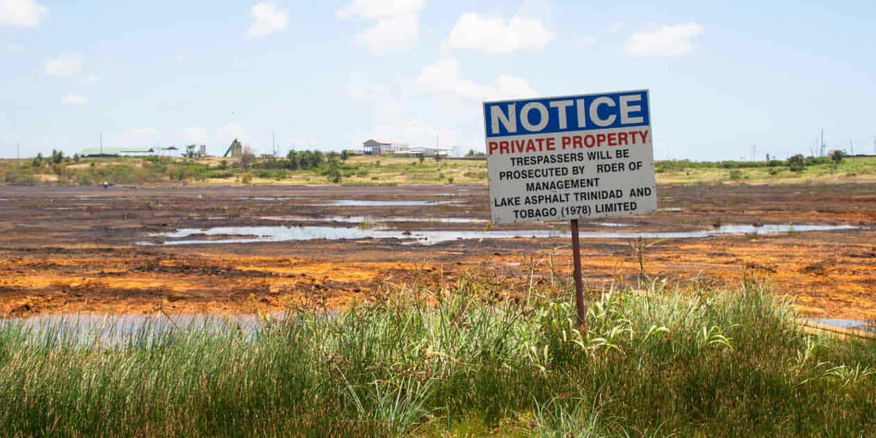 Pitch Lake, la riserva di catrame naturale. Fonte: CircleEyes / Getty Images
