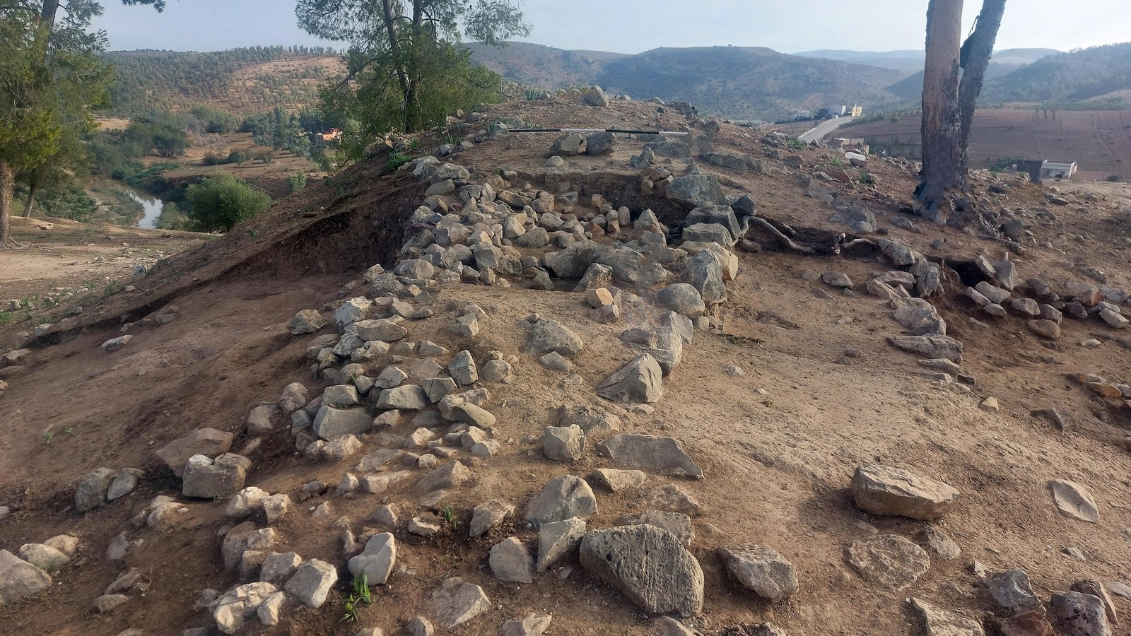 Scavo archeologico del sito di Oued Beht in Marocco con i resti del fossato e del terrapieno difensivo