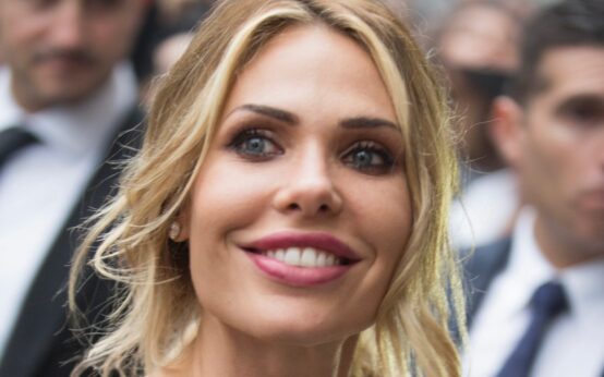 Ilary Blasi sorride a un evento pubblico: la conduttrice del Grande Fratello Vip 2026