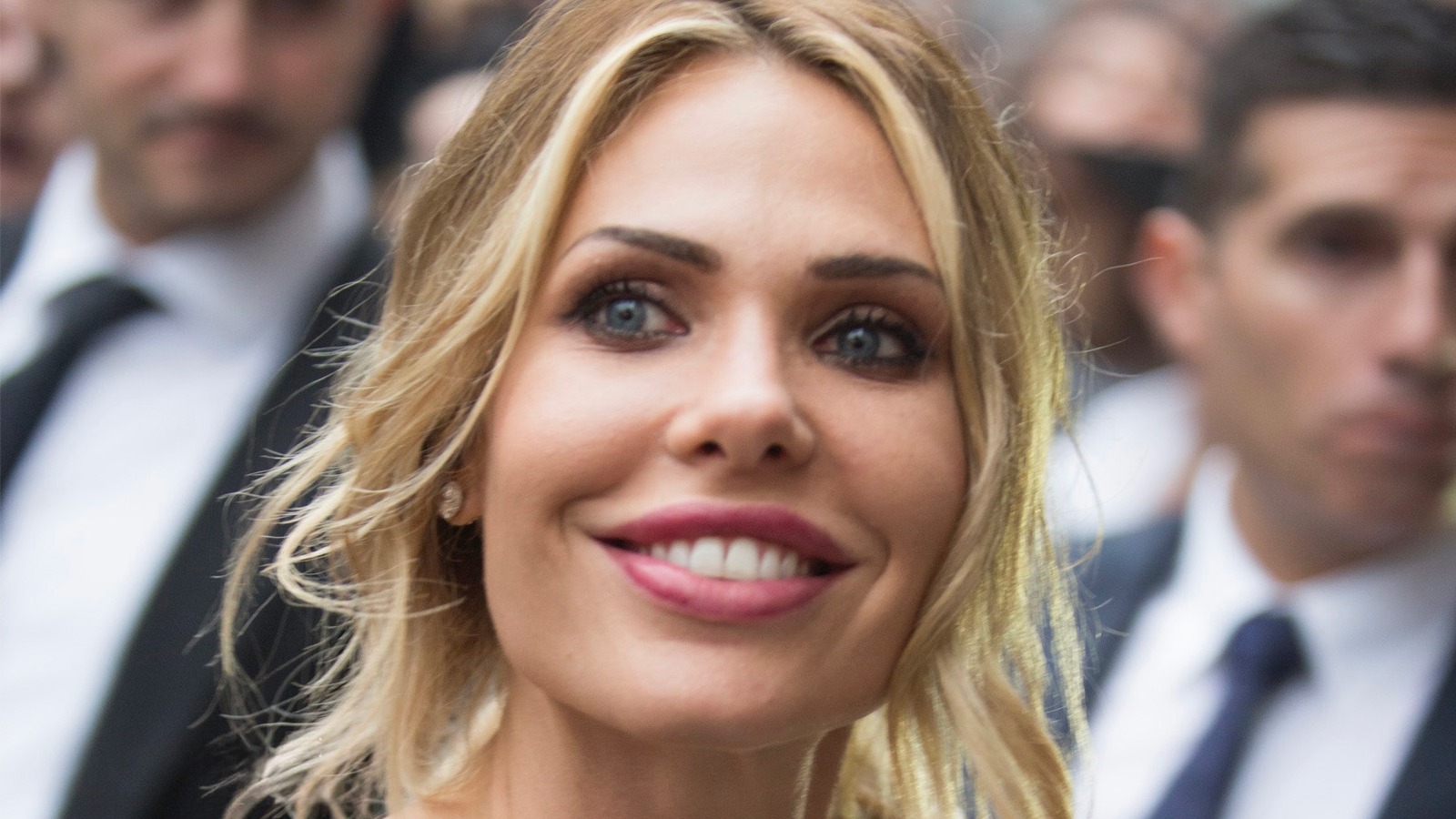 Ilary Blasi sorride a un evento pubblico: la conduttrice del Grande Fratello Vip 2026