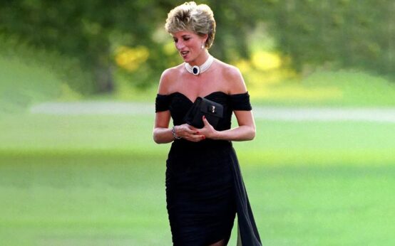 Lady Diana indossa il revenge dress nero senza spalline e la collana di perle con zaffiro alla Serpentine Gallery
