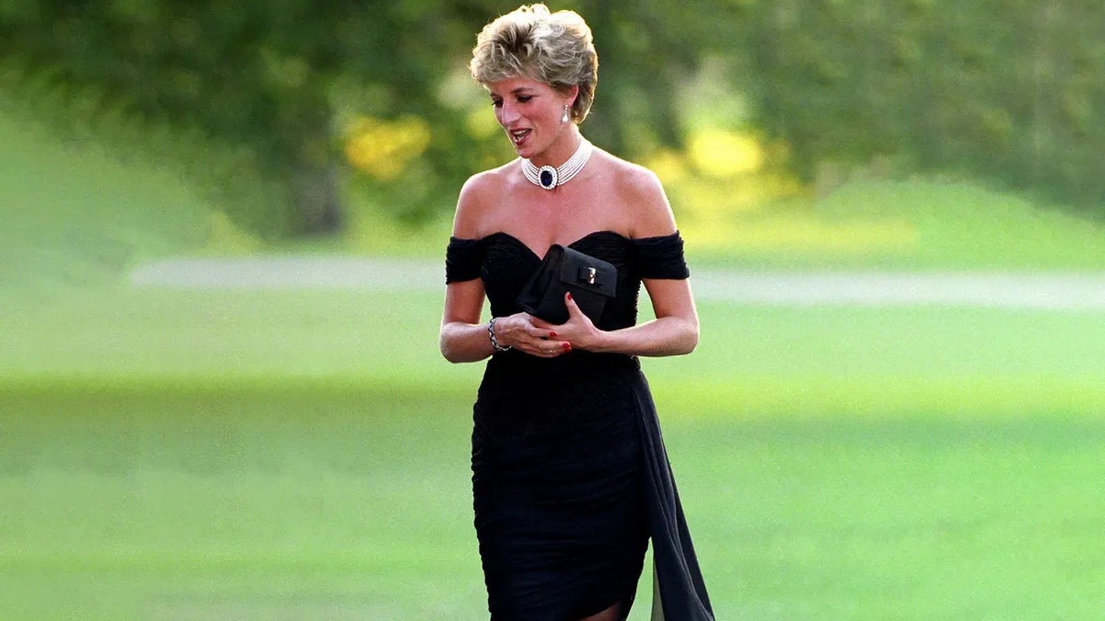 Lady Diana indossa il revenge dress nero senza spalline e la collana di perle con zaffiro alla Serpentine Gallery