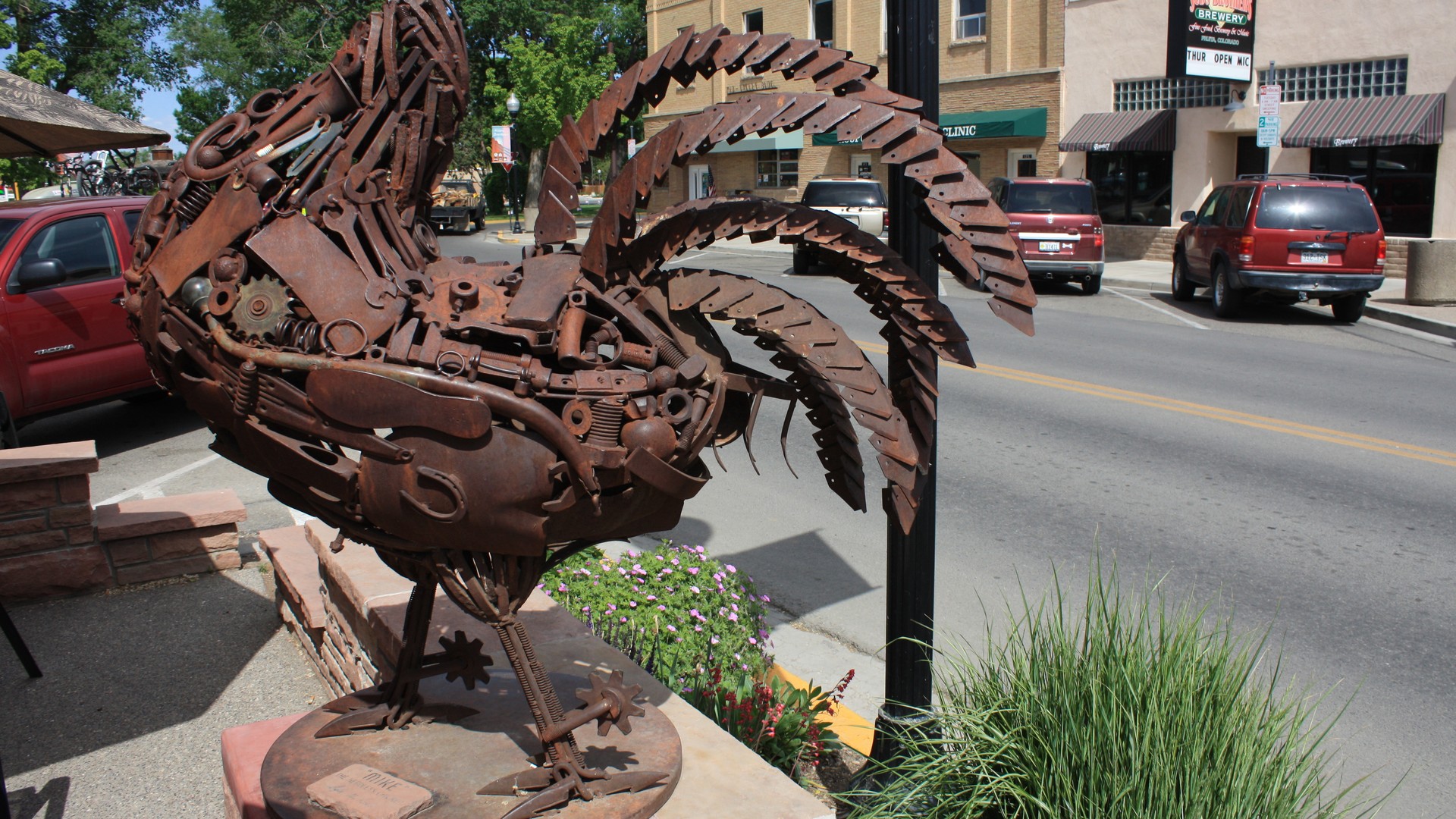 Scultura in metallo di Mike the Headless Chicken a Fruita, Colorado