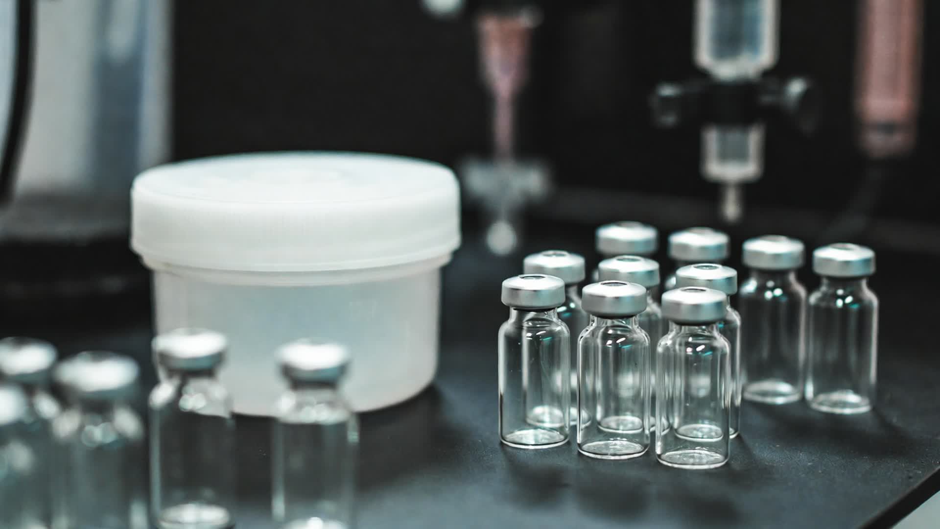 Contenitore in PTFE su un banco di laboratorio, unico materiale in grado di contenere l'acido fluoroantimonico