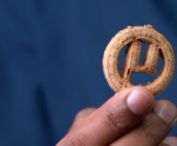 Biscotti proteici µBites prodotti con lieviti a partire da plastica PET e scarti agricoli