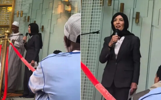 Kathy Hochul con il velo durante la visita all'Islamic Cultural Center di New York