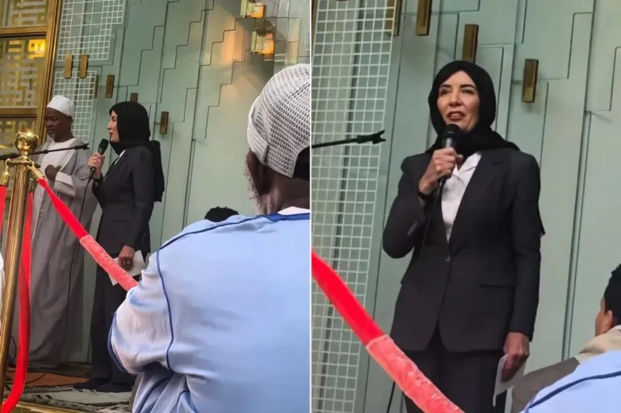 Kathy Hochul con il velo durante la visita all'Islamic Cultural Center di New York