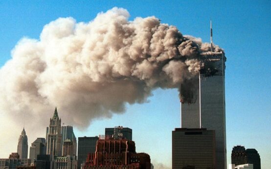 Fumo che si alza dal World Trade Center l'11 settembre 2001