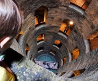 Interno del Pozzo di San Patrizio a Orvieto visto dall'alto, con la doppia scala elicoidale e le finestre ad arco scavate nel tufo