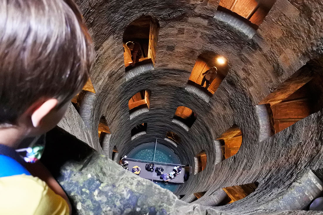Interno del Pozzo di San Patrizio a Orvieto visto dall'alto, con la doppia scala elicoidale e le finestre ad arco scavate nel tufo