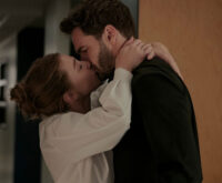 Lili Reinhart nei panni di Olive Smith e Tom Bateman nel ruolo del professor Adam Carlsen in una scena di The Love Hypothesis su Prime Video