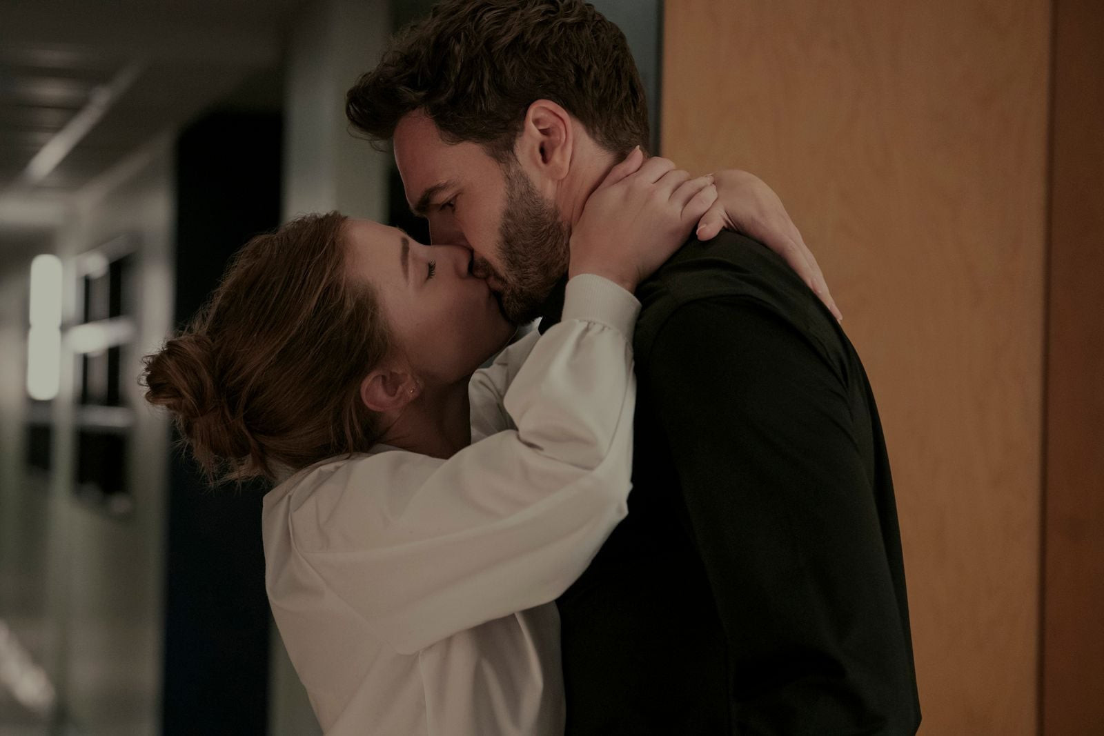 Lili Reinhart nei panni di Olive Smith e Tom Bateman nel ruolo del professor Adam Carlsen in una scena di The Love Hypothesis su Prime Video