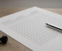 Illustrazione generata con IA: foglio quiz patente con penna e auricolare