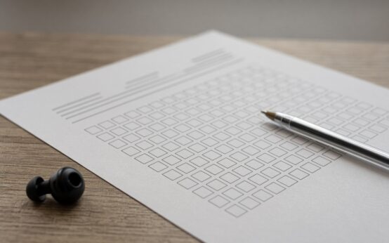 Illustrazione generata con IA: foglio quiz patente con penna e auricolare
