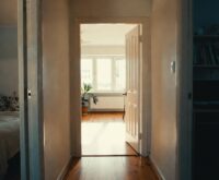 Due porte semiaperte su due camere da letto diverse, simbolo delle coppie che dormono in stanze separate