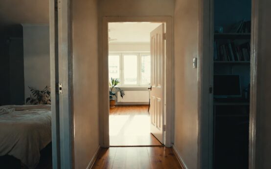 Due porte semiaperte su due camere da letto diverse, simbolo delle coppie che dormono in stanze separate