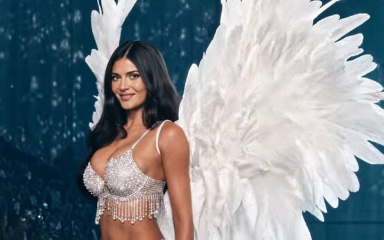 Kylie Jenner sfila con il Fantasy Bra di diamanti e le ali bianche al Victoria’s Secret Fashion Show 2026