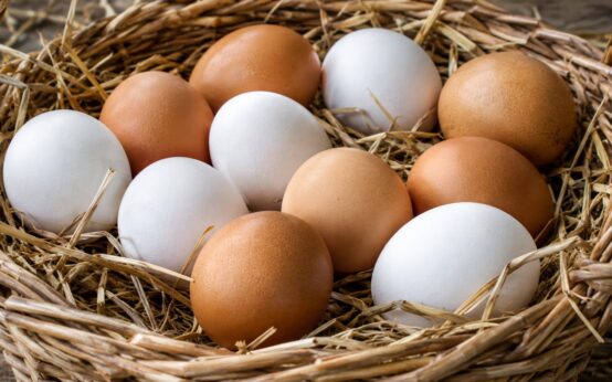 Uova di gallina bianche e marroni in un cestino di paglia per la Giornata mondiale dell'uovo 2026