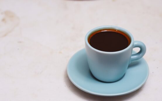 L-teanina nel caffè: una tazzina di espresso su un piattino azzurro, foto di repertorio