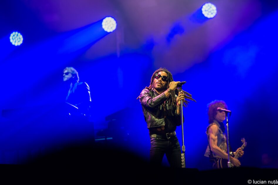 Lenny Kravitz è il nuovo Ken: così il rocker è entrato nel mondo Barbie 2 Lenny Kravitz canta sul palco con giacca di pelle e occhiali scuri durante il festival Untold 2024