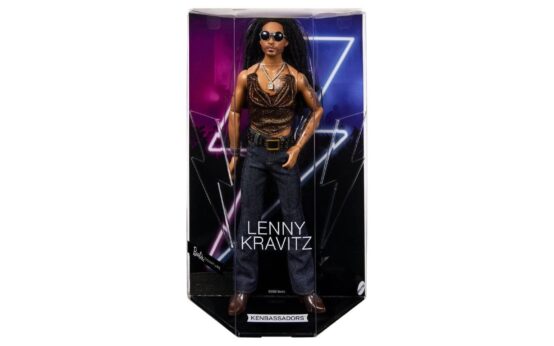 Bambola Ken Lenny Kravitz della collezione Barbie Signature Kenbassadors con canotta in rete bronzo, jeans e occhiali da sole