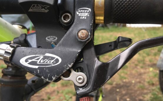 Leva del freno di una bicicletta montata sul manubrio, accanto al comando del cambio