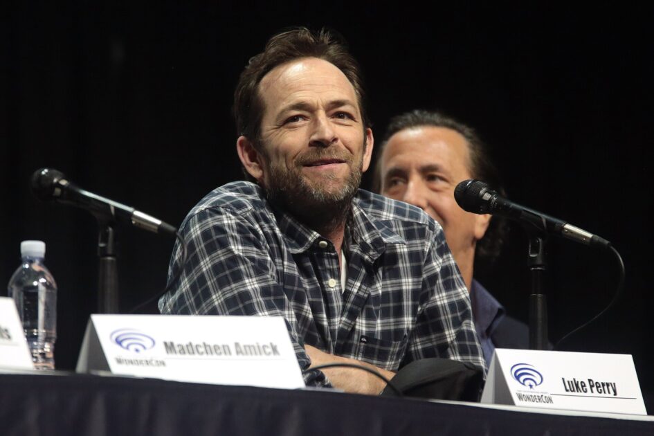 Sepolti in una tuta di funghi: la promessa green dell’ultimo abito che la scienza non ha mai confermato 2 L'attore Luke Perry al WonderCon 2017, sepolto nel 2019 con una tuta di funghi