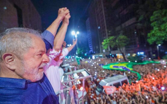 Luiz Inácio Lula da Silva alza le braccia davanti ai sostenitori sulla Avenida Paulista a San Paolo dopo la vittoria del 2022