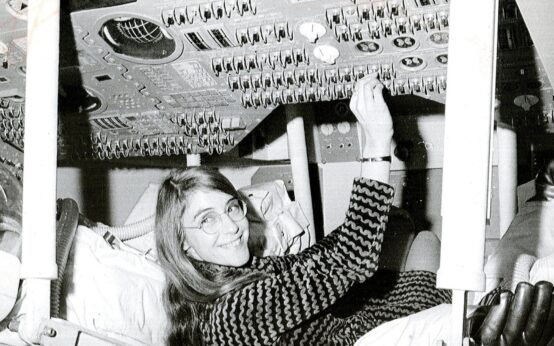 Margaret Hamilton al lavoro nel modulo di comando Apollo
