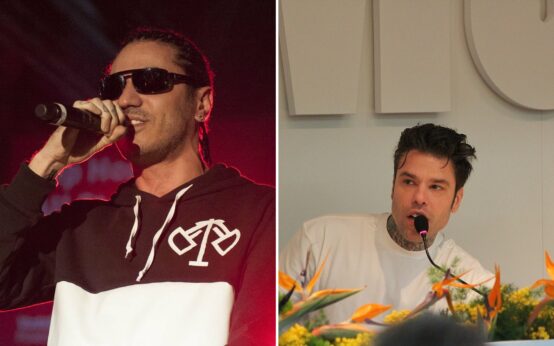 Marracash al microfono durante un concerto nel 2014, a sinistra, e Fedez al microfono a Sanremo nel 2026, a destra