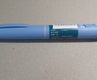 Una penna preriempita di Ozempic (semaglutide) da 3 ml con etichetta in cinese appoggiata su un piano grigio