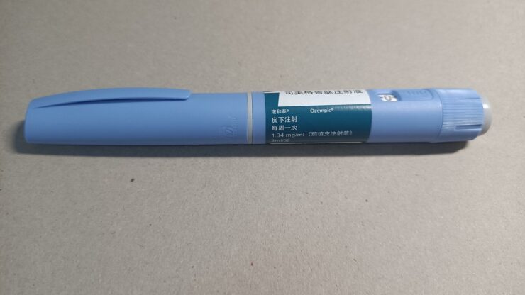 Una penna preriempita di Ozempic (semaglutide) da 3 ml con etichetta in cinese appoggiata su un piano grigio