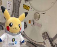 Peluche di Pikachu che fluttua in microgravità a bordo della Stazione Spaziale Internazionale