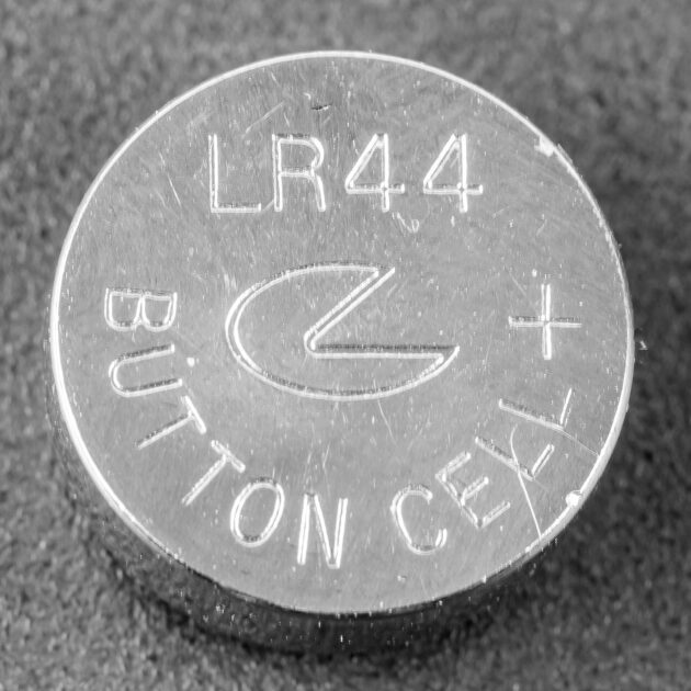 Una pila a bottone LR44, il tipo di batteria pericoloso se ingoiato dai bambini