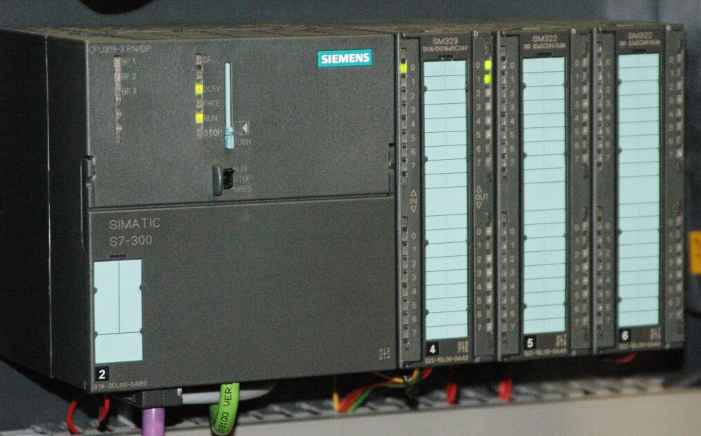 Hacker trasformano i frigoriferi dei supermercati in forni a 50 gradi: dalla Francia ai casi più assurdi della storia 3 Un controllore industriale Siemens S7-300, del tipo preso di mira da Stuxnet