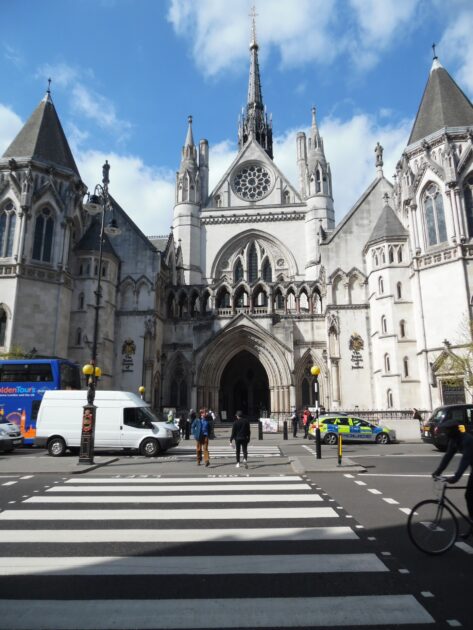 Il principe che ha battuto la polizia: mandati illegittimi, ma l'indagine su Andrew Mountbatten-Windsor va avanti 4 La facciata delle Royal Courts of Justice sullo Strand a Londra, sede dell'Alta Corte
