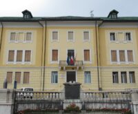 Ponte del 7 dicembre a scuola: la facciata dell'Istituto comprensivo statale di Gallio, sull'Altopiano di Asiago, in Veneto