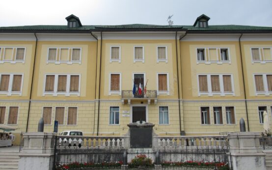 Ponte del 7 dicembre a scuola: la facciata dell'Istituto comprensivo statale di Gallio, sull'Altopiano di Asiago, in Veneto