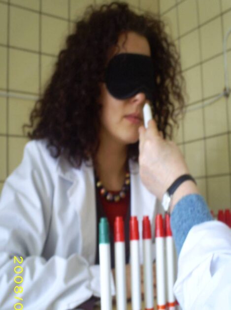 Alzheimer e Parkinson, il naso come spia del cervello: a Cagliari si studia l'olfatto per anticipare il declino cognitivo 2 Ricercatrice bendata durante il test olfattivo Sniffin' Sticks con i pennarelli odorosi