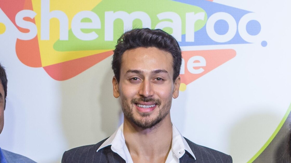 L'attore indiano Tiger Shroff sorride al lancio di una piattaforma streaming nell'aprile 2019, in una foto di repertorio